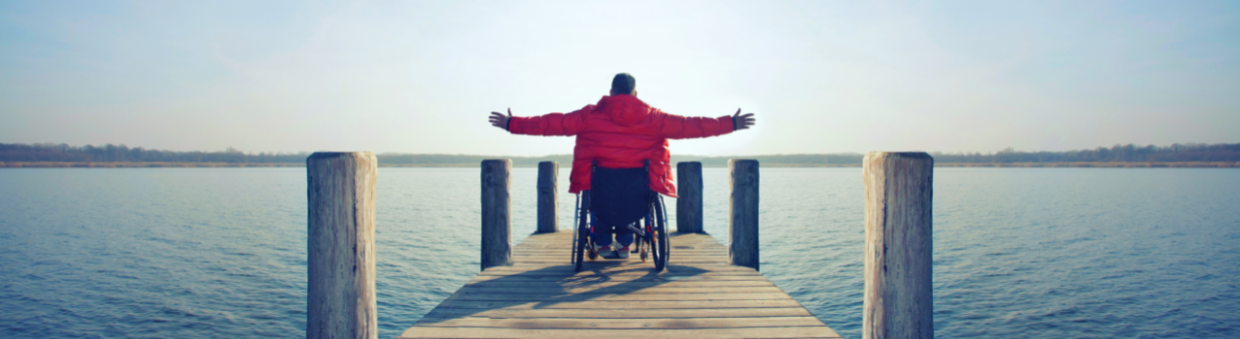 personne handicapée, au bord de la mer, à bras ouverts