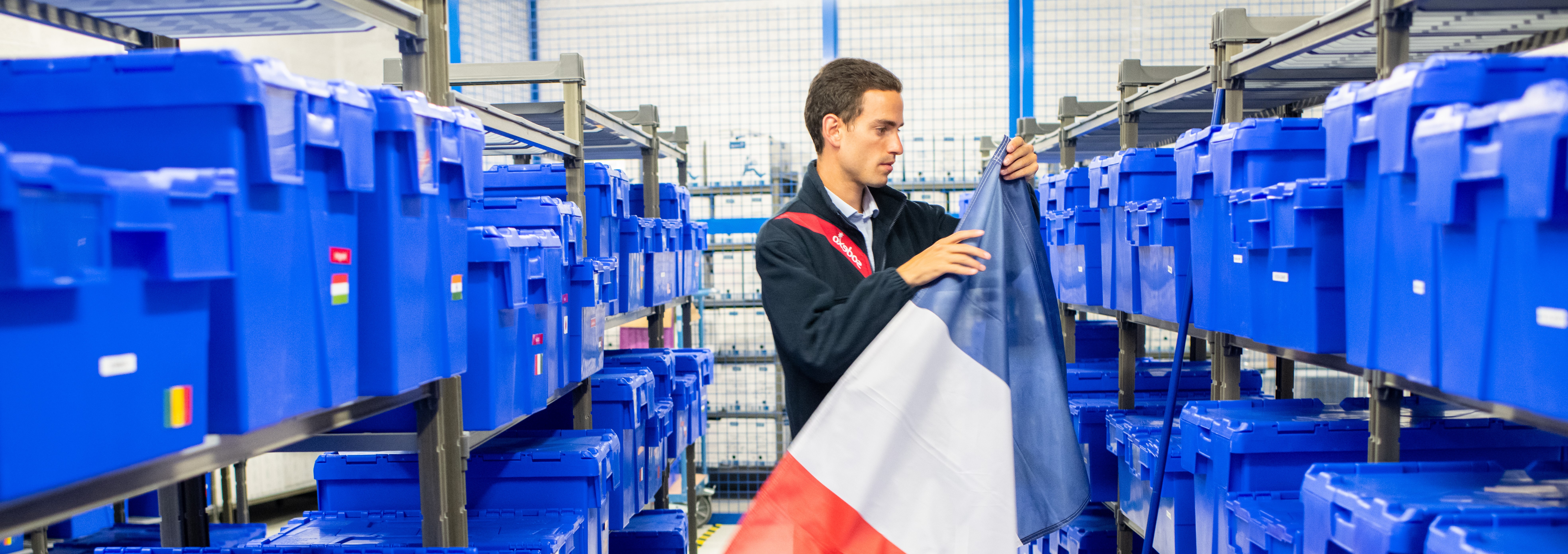 homme pliant un drapeau français