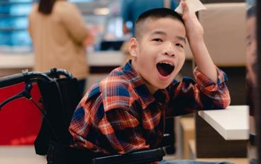 Garçon en fauteuil roulant souriant